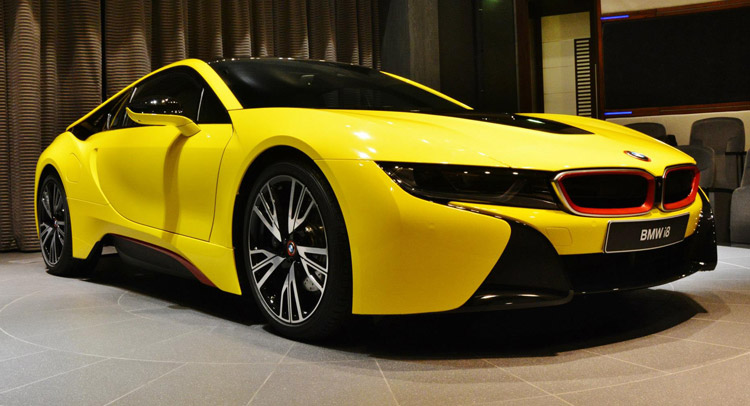 BMW i8 painted yellow and red